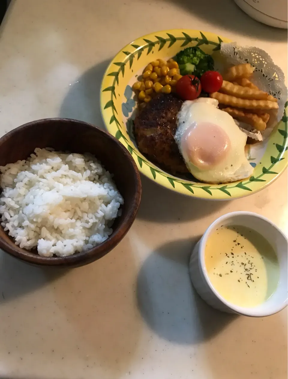 Snapdishの料理写真:目玉焼きハンバーグ🍳|みるくさん