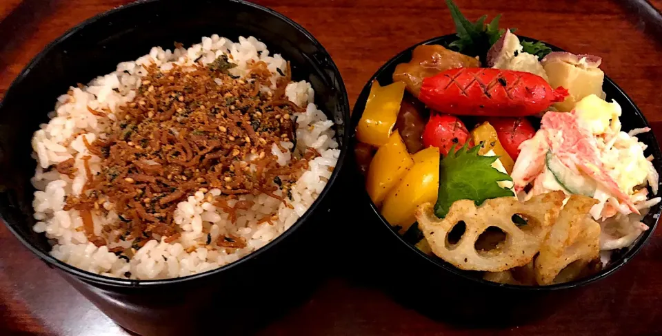 3月22日 本日も息子弁当🍱ちりめん山椒丼🍱赤ウインナー🍗とパプリカ炒め🥓酢豚🍗蓮根カレー風味🥘キャベツカニカマサラダ🥗さつまいも煮付け🍠 #snapdish  #macaroni  #札幌  #中島公園  #息子弁当  #ちりめん山椒  #赤ウィンナー  #パプリカ  #酢豚  #蓮根  #キャベツサラダ  #さつま|Yukie  Toriseさん