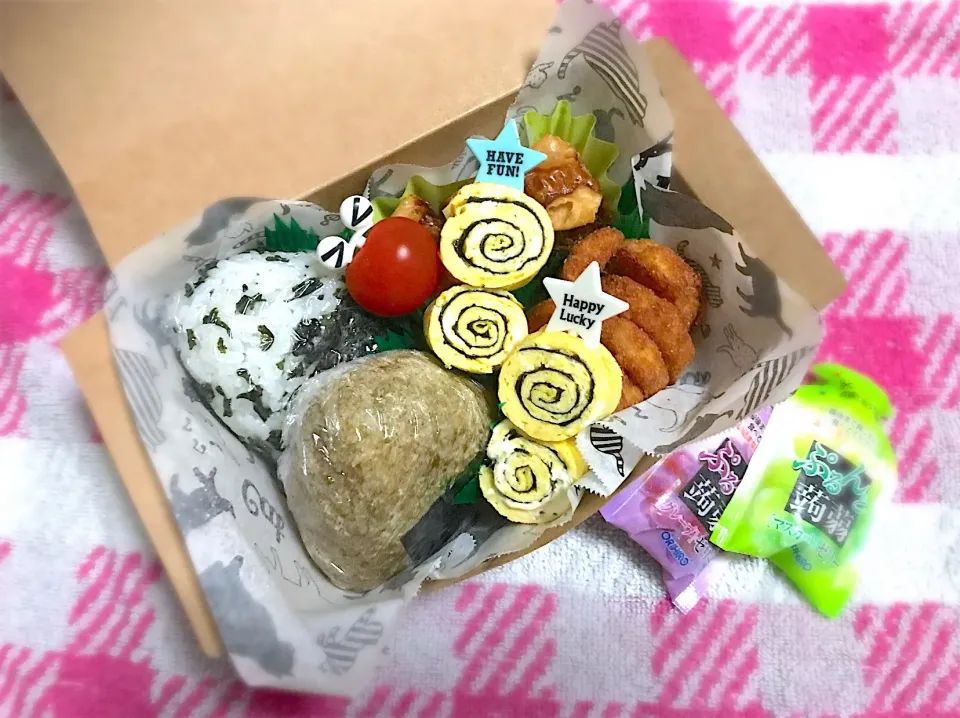 おにぎり弁当🍙〜明太わかめおにぎり・とろろ昆布おにぎり・揚げシュウマイ・山芋唐揚げ・海苔玉クルクル〜
 #お弁当  #おにぎり弁当  #おにぎり|華恋さん