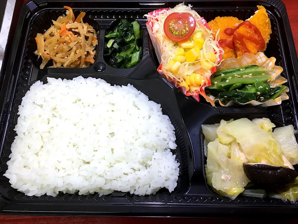 Snapdishの料理写真:サーモンフライトマトソース 日替わり弁当 宅配ランチ|Naokazu Kuritaさん