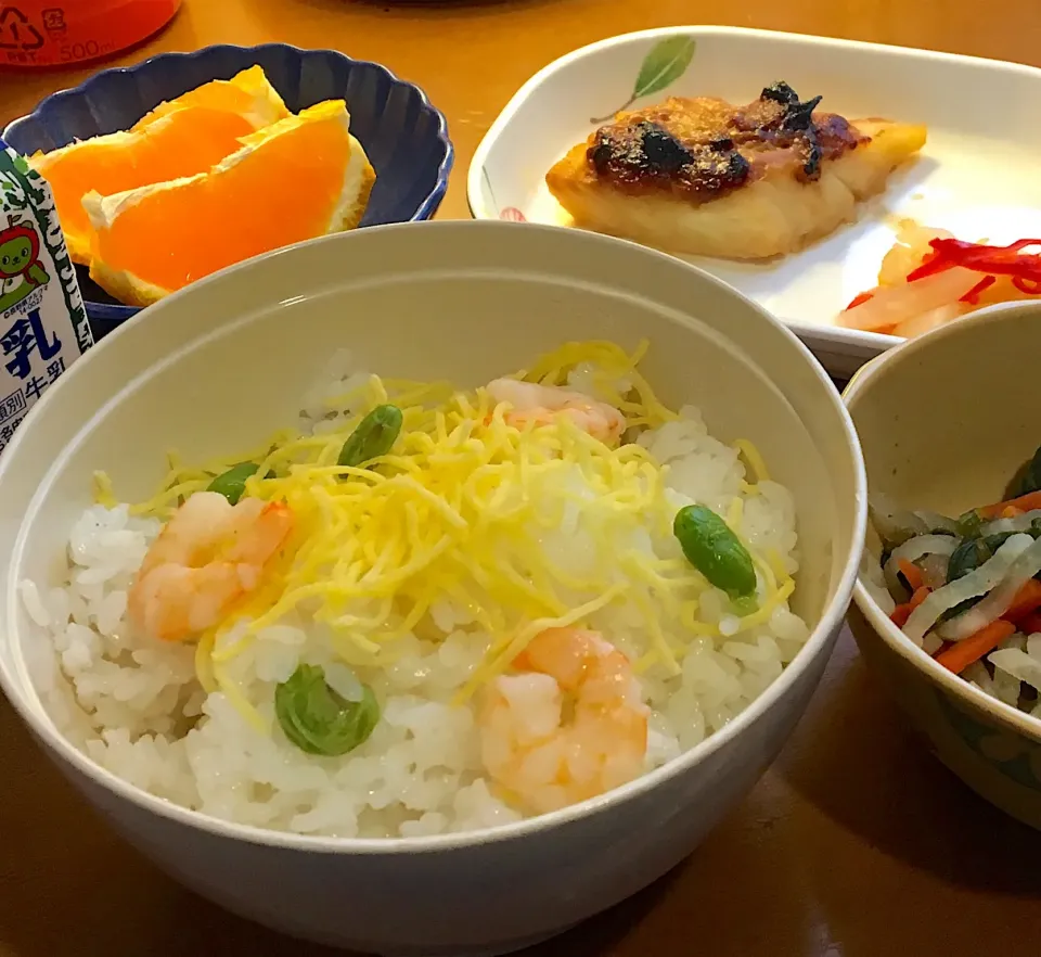 アル中病棟の昼ごはん☀️☀️🔆
はるかぜご飯🍚  カレイのふきみそ焼  菜の花の和え物  でこぽん🍊  牛乳🥛|ぽんたさん