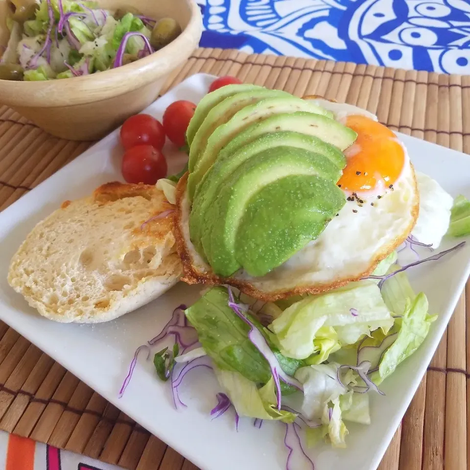 イングリッシュマフィンの野菜たっぷりチーズトースト|Maho Sanoさん