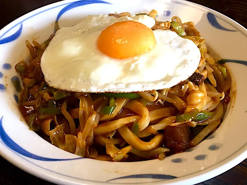 Snapdishの料理写真:焼カレーうどん
#初チャレンジメニュー
#スパの方が美味しいかな❓
#麺好き男のランチ|mottomoさん