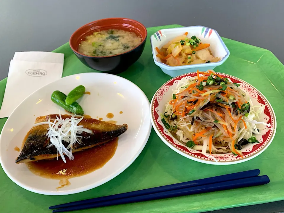 鯖の生姜煮、厚揚と白菜のうま煮、春雨とキャベツのサラダ、味噌汁|Tadahiko Watanabeさん