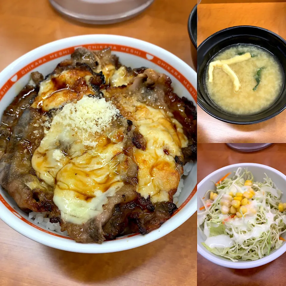 チーズ🧀焼き牛丼|るみおんさん