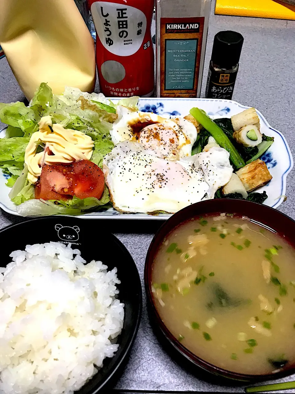 一個は塩コショウで一個は醤油コショウで！ #昼飯  白米、目玉焼き(ターンオーバーじゃないやつ)、トマトレタス、小松菜キューリちくわ炒め、油揚げワカメ味噌汁|ms903さん