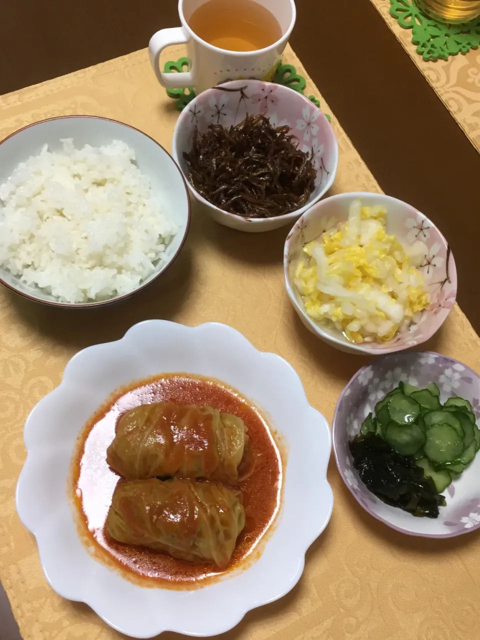 Snapdishの料理写真:ロールキャベツ♪きゅうりとわかめの酢の物♪イカナゴのくぎ煮♪白菜の浅漬け♪
ロールキャベツは姉から頂いたのでトマト煮込みにしました(❁´ω`❁)|ちぃさん