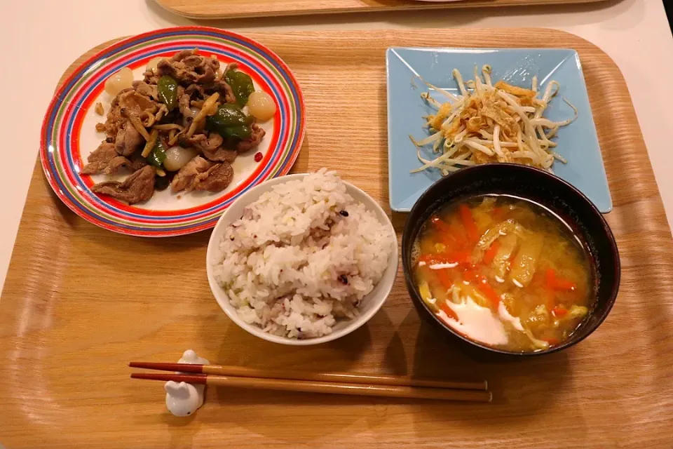 今日の夕食 らっきょうと豚肉の炒め物、もやしの黒酢炒め、雑穀米、人参と卵の味噌汁|pinknari🐰🌈さん