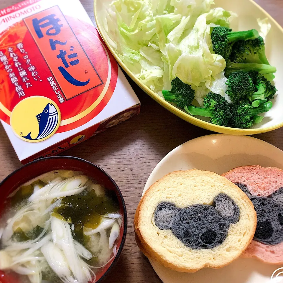 Snapdishの料理写真:ほんだしの味噌汁とイラストパンの朝食

#ほんだし #ほんだし活用術 #味の素 #ajinomoto #イラストパン#味噌汁#朝食|izuyoさん