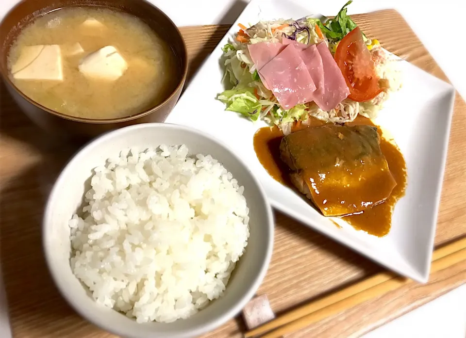 サバの味噌煮、サラダ、味噌汁、ご飯|keychanさん