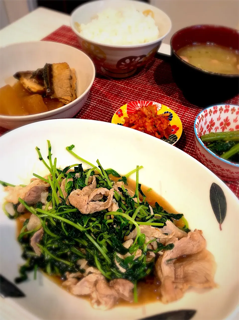 Snapdishの料理写真:豚肉と豆苗の炒め物  ぶり大根  キムチ 胡麻あえ  長ネギのスープ|キヨさん