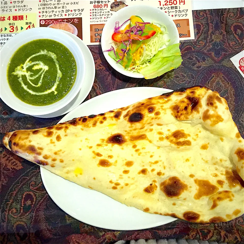 ほうれん草カレー、ナン、サラダ|yakinasuさん