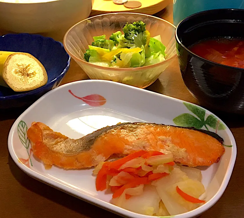 アル中病棟の晩ごはん⭐️⭐️⭐️
ごはん🍚  ミネストローネ🍅🥓🥫  鮭の塩麹焼き🐟  グリーンサラダ🥗  バナナ🍌|ぽんたさん