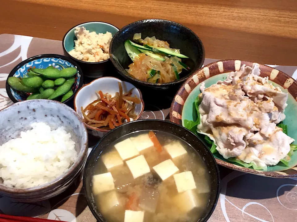 晩御飯
豚しゃぶゴマだれ茹でキャベツ添え、クラゲきゅうり、うの花、きんぴらごぼう、茶豆、白米、具沢山味噌汁|かよちゃんさん