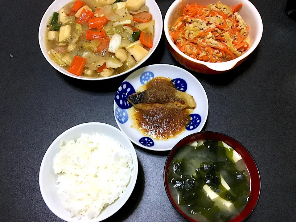 味噌ダレ焼きホッケ
イカの八宝菜風炒め
豆腐と人参の炒め物
ワカメの味噌汁|Shintarou  Nishimuraさん