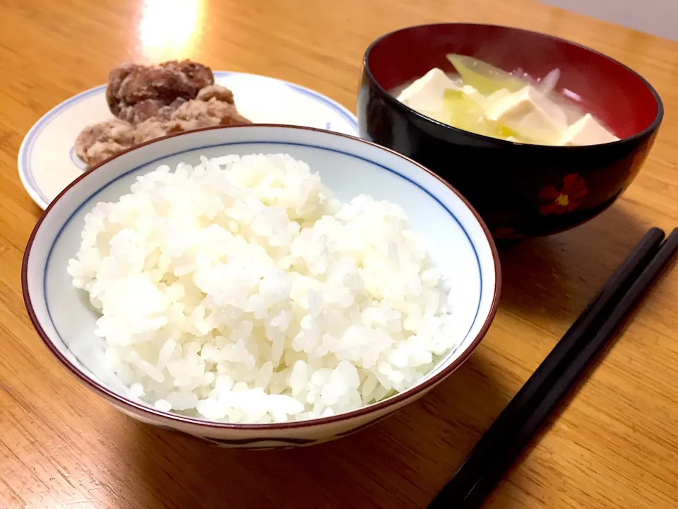 妹と作った唐揚げと葱豆腐味噌汁|hijikinさん