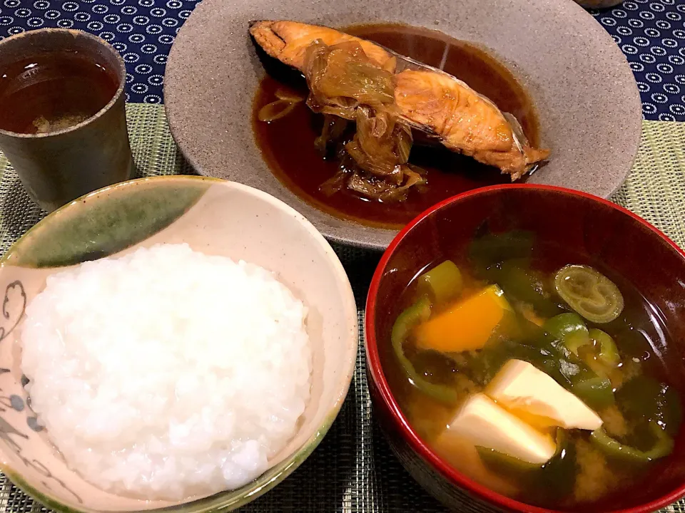 Snapdishの料理写真:さわらの煮魚、かぼちゃとネギとお豆腐のご長寿味噌汁、おかよ|amiさん