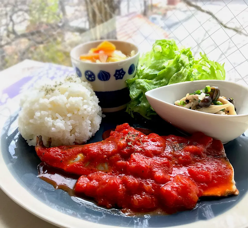 Snapdishの料理写真:昼ごはん  鯖のトマト煮定食🐟❤︎🍅|砂雪さん