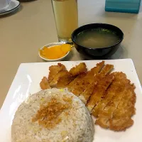 Fried rice with crispy chicken chop. Look simple but the rice is fried to perfection and the chicken is so crispy.|peiyee wongさん