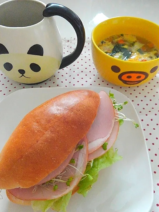 Snapdishの料理写真:ハムレタスサンド|ぽけみさん