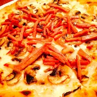 Snapdishの料理写真:ベーコンマッシュルームピザ🍕🥓|yuka.mさん