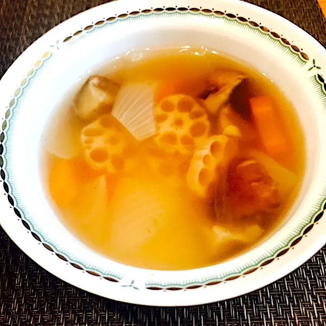 Snapdishの料理写真:根菜スープ
蓮根・人参・玉ねぎ・椎茸 ダシダスープ
#お昼ごはん
#おうちごはん
#根菜スープ|あお♡あおさん