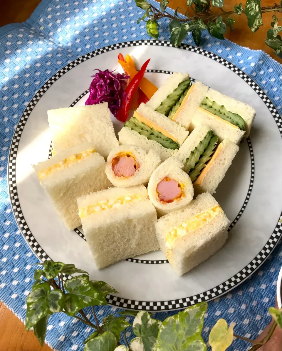 Snapdishの料理写真:🥪1番好きなサンドイッチ🥪きゅうり🥒&チーズ🧀と タマゴサンド🥚🥪|Hollyさん