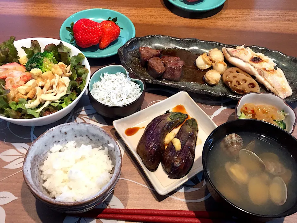 土曜日の昼ごはん
えぼ鯛一夜干し、牛肉角切りステーキ、ベビーホタテ、鳥胸肉とカニカマのサラダ、シラスおろし、白米、あさり味噌汁、さちのか|かよちゃんさん