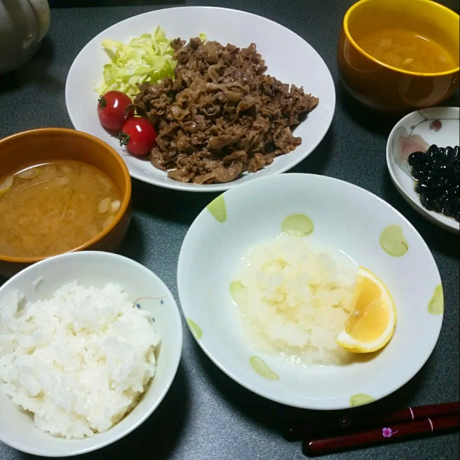 牛肉のバター醤油、キャベツとプチトマト、黒豆、大根おろし、大根と葱のお味噌汁のお夕飯|jun(・x・)さん