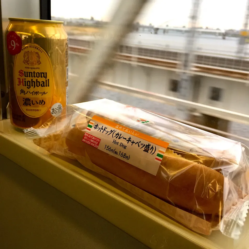 Snapdishの料理写真:世界の車窓から♬ (▰˘◡˘▰)☝︎ 23 March
 #世界の車窓から  #ハイボール  #角ハイボール  #濃いめのハイボール  #ホットドッグ  #セブンイレブン  #乾杯|Yoshinobu Nakagawaさん