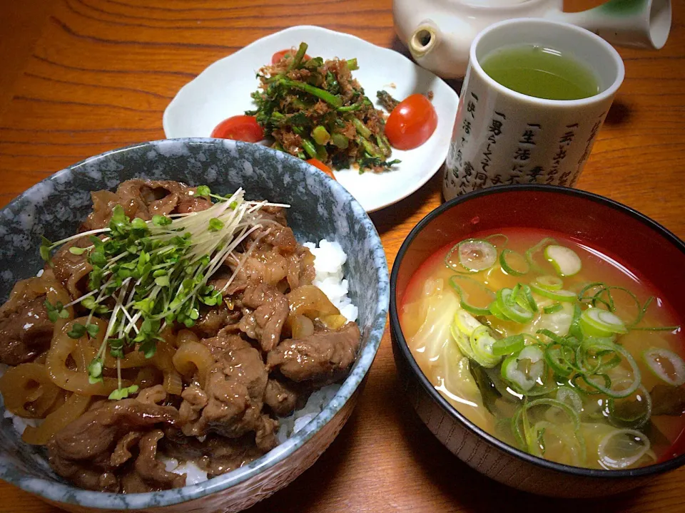 今日のテニス前実家での男飯(*･ω･)
牛丼&夢咲菜のおかか炒め&春キャベツたっぷり味噌汁...♪*ﾟ|ひーちゃんさん