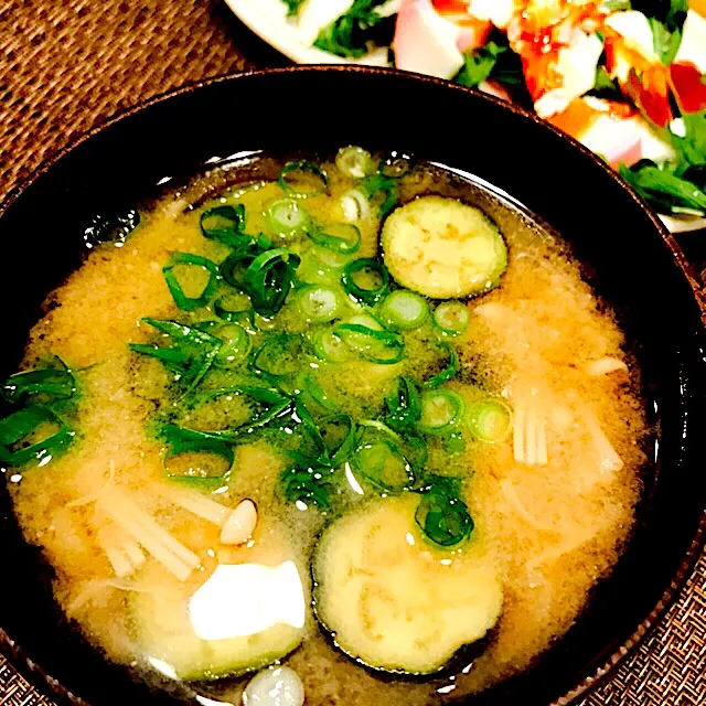 茄子とえのきの味噌汁
茄子🍆旬では無いけど食べたくてお味噌汁に
＃なすの味噌汁
#お味噌汁|あお♡あおさん