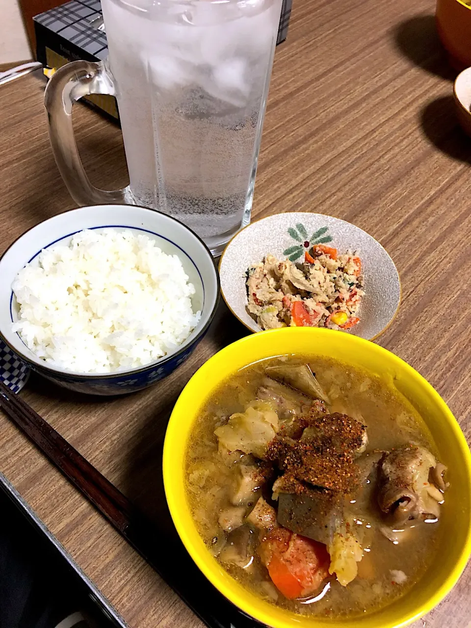 蕎麦焼酎の炭酸割りともつ煮込みと言う名のごった煮。|たびもかさん