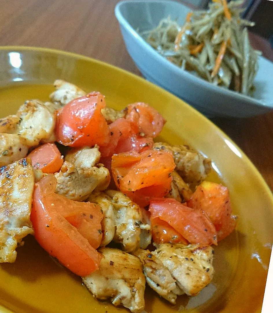 鶏ももとﾄﾏﾄのｽﾊﾟｲｽ塩炒め|まりおさん