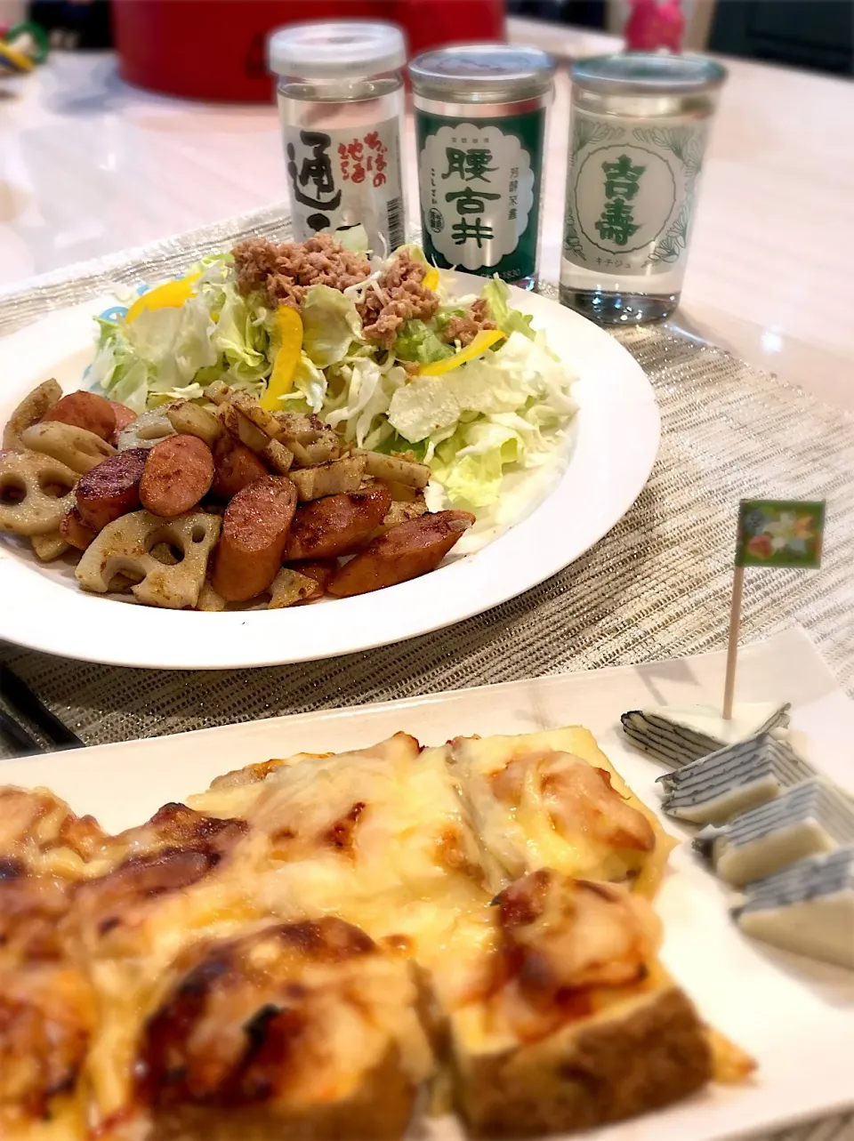 Snapdishの料理写真:旦那の晩酌メニュー
千葉の地酒飲みくらべ3種
レンコンとウインナーのカレー炒め  厚揚げのキムチピザ  ツナサラダ 海苔チーズ|キヨさん