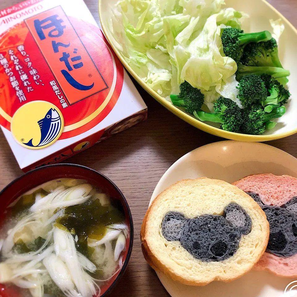 ほんだしを使って簡単お味噌汁とコアラ🐨のイラストパンの朝食。
パンに味噌汁も私は大丈夫です🙆‍♀️

#ほんだし #ほんだし活用術 #味の素 #味の素さんありがとう  #ajinomoto #イラストパン#味噌汁|izuyoさん