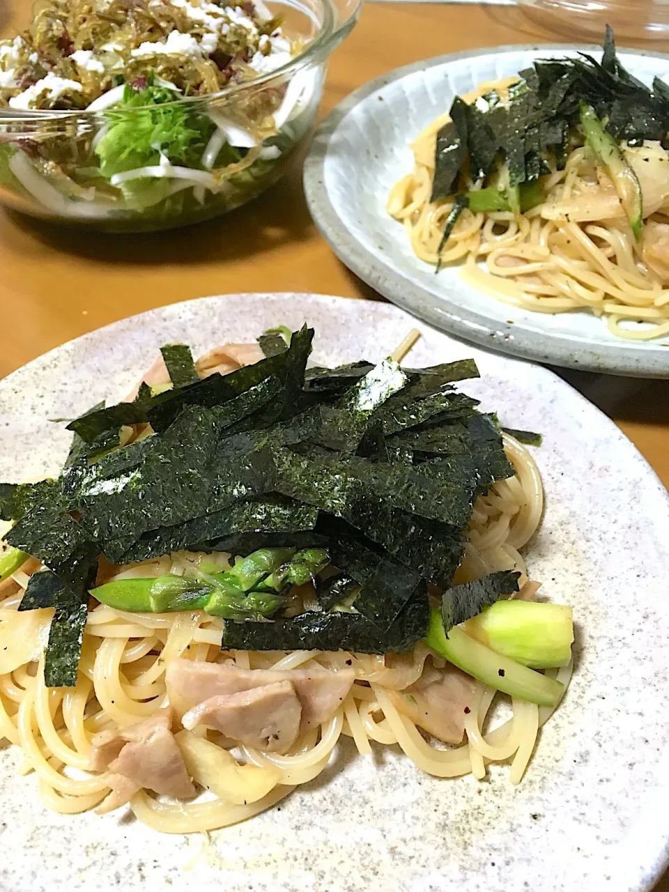 Snapdishの料理写真:海苔たーっぷりハムとアスパラの和風パスタ＆海藻サラダ〜自家製甘酒と亜麻仁オイルで🧡(´◡`๑)|さくたえさん