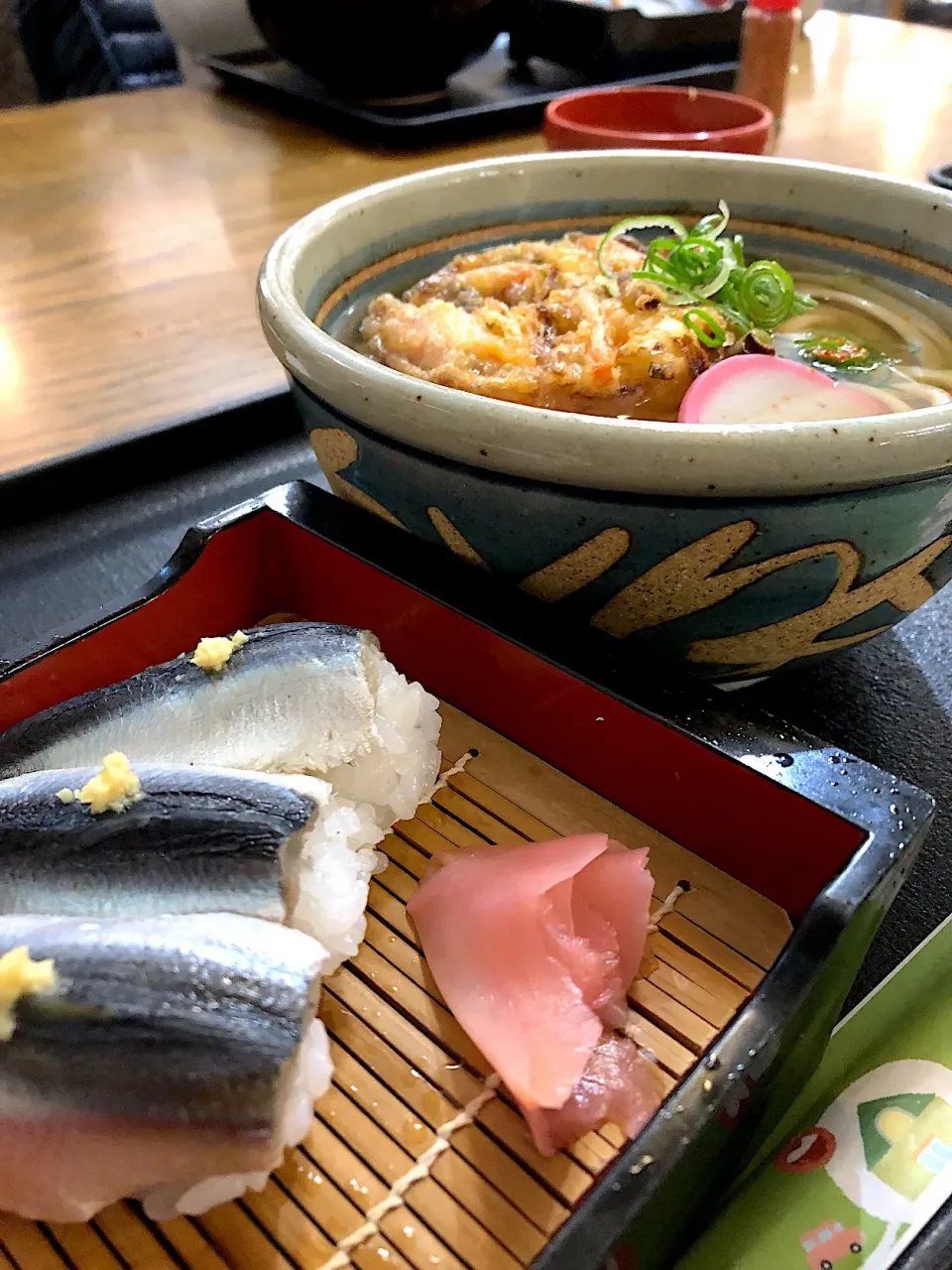 お昼ごはん😋かき揚げうどん  ままかり寿司
今日は炭水化物OKに💦😅|くっきいママさん