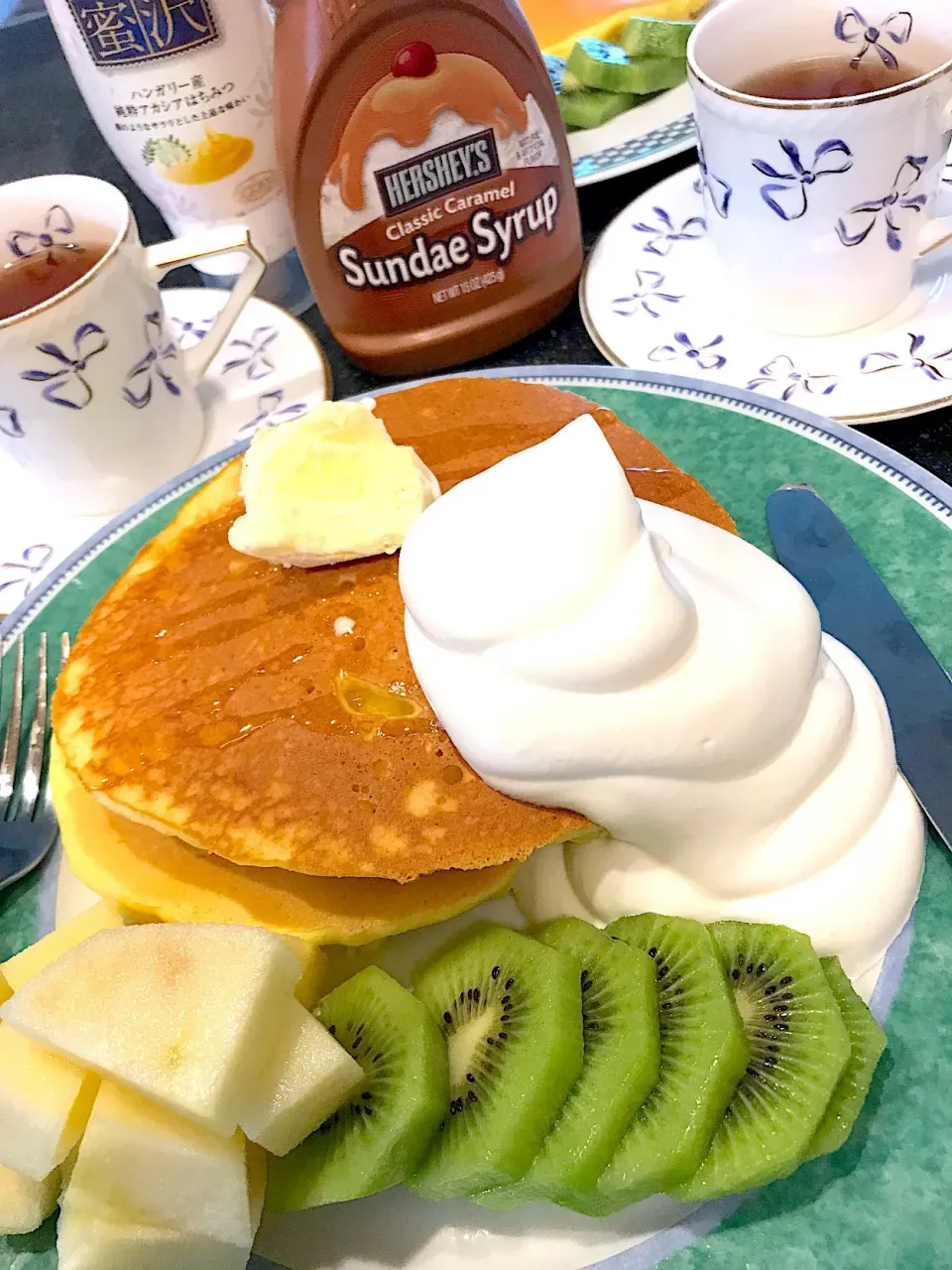 ホイップクリームたっぷりと ハワイ風パンケーキ朝食🥞🥣|シュトママさん