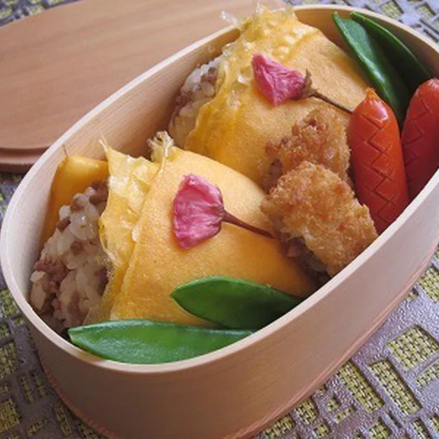 ハッピーさんの桜のそぼろおむすび卵包み弁当 #レシピブログ #RecipeBlog|レシピブログさん