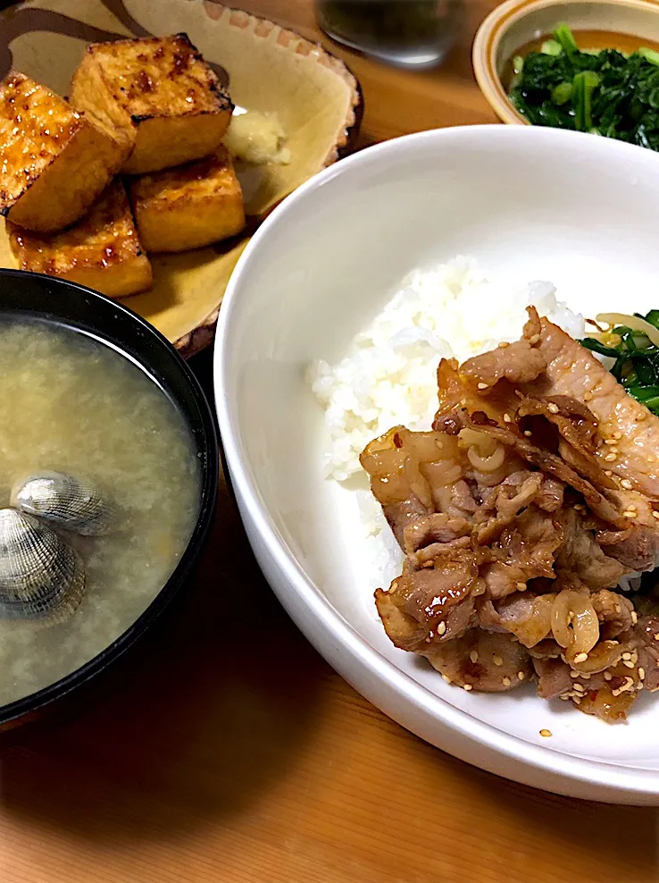 Snapdishの料理写真:豚丼、あさりの味噌汁、厚揚げの生姜醤油かけ、大根葉のおかか炒め|まりこさん