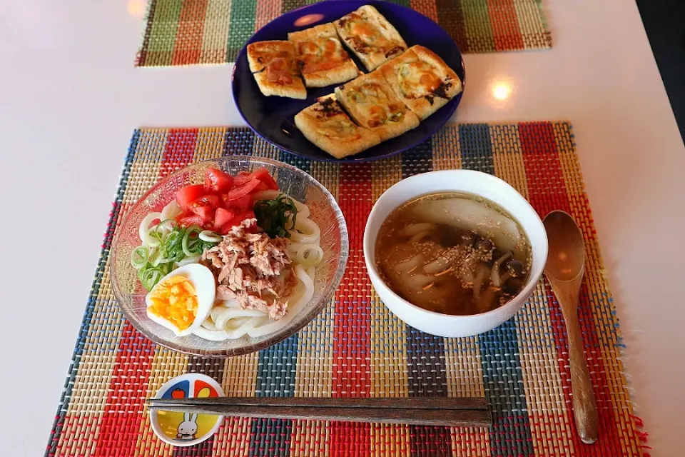 今日の昼食 ツナとトマトのうどん、冷凍餃子の塩麹スープ、油揚げのネギ味噌チーズ焼き|pinknari🐰🌈さん