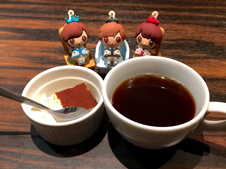 ティラミスとコーヒー💙🖤❤️ペコリ|なぎさん