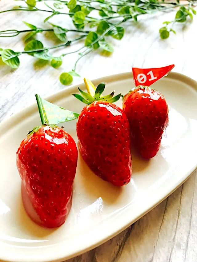 いちごあめ🍓
お砂糖とお水でグツグツ🔥今‼️って時に苺を飴にくぐらせ出来上がり
周りはパリッと🍓屋台の味が家で食べれる♡

#いちごあめ #手作り飴
#おやつ|あお♡あおさん