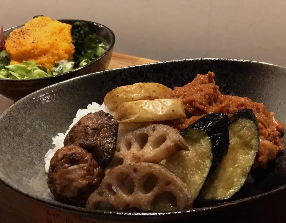 Snapdishの料理写真:鶏肉🐓とトマト🍅のスパイスカレー🍛と
すりおろし人参ラペドレッシングサラダ🥗|kuremaさん