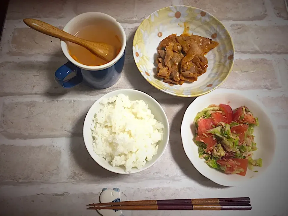 焼肉定食
#残り物サラダ
#即席中華スープ
#メインはスーパーのお惣菜|さとうさん