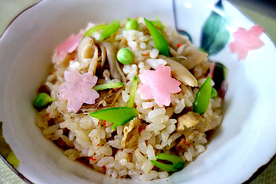 Snapdishの料理写真:#炊き込みご飯 
桜舞う炊き込みご飯♪|Keiさん