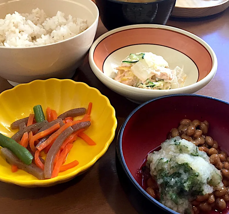 アル中病棟の朝ごはん☀️☀️🔆67日目
麦ごはん🍚  みそ汁（キャベツ）  おろし納豆  チキンサラダ🐔🥗  ピリ辛煮|ぽんたさん