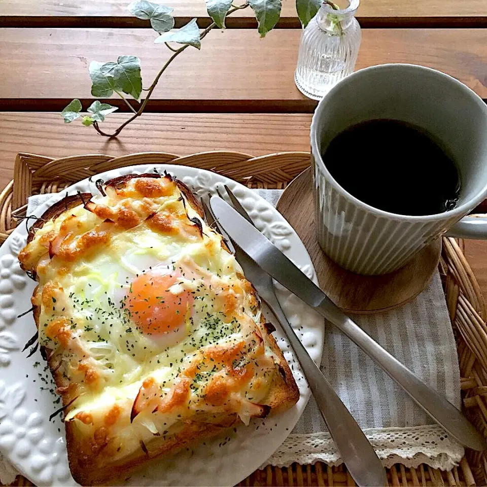 玉ねぎとハムチーズのせラピュタパン|sayakaさん