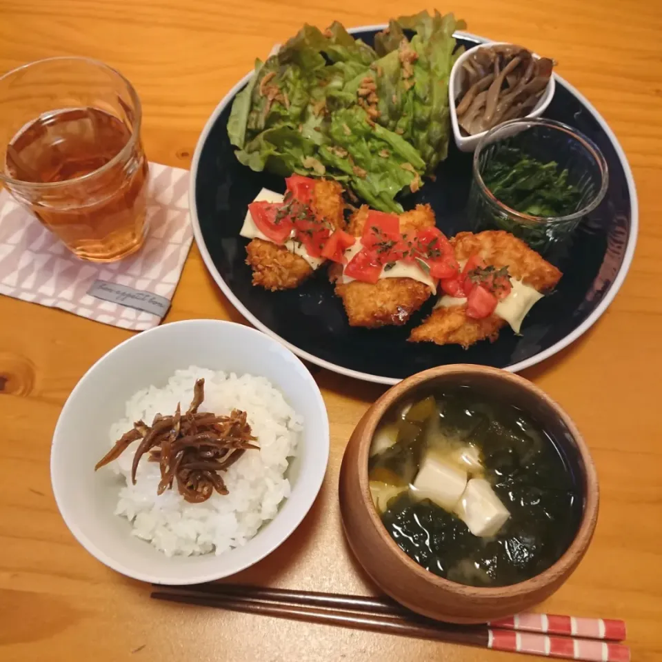 Snapdishの料理写真:☆チキンカツ
☆チンゲン菜ソテー
☆甘辛舞茸
☆生野菜
☆ワカメと豆腐のお味噌汁|まりさん